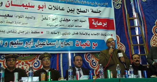  صور.. عناق وطعام على مائدة واحدة ينهى خلافات ثأرية بين عائلتين بدمياط 