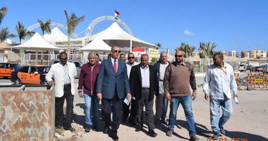 صور .. محافظ البحر الأحمر خلال تفقد ميدان المسجد القطرى : تطوير ورصف الشوارع