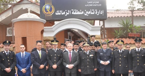 صور ..السفير الألماني بالقاهرة يسير بشوارع الزمالك لتهنئة رجال الشرطة بعيدهم