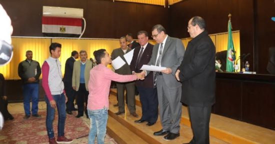 محافظ الفيوم يكرم الفائزين بالميداليات الذهبية والفضية بالمسابقات الرياضية