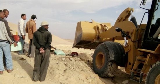 صور .. ردم آبار غير مرخصة فى حملة مكبرة بمركز الفرافرة