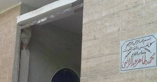 صور.. اضبط مخالفة.. سرقة بوابات المقابر فى منيا القمح بالشرقية