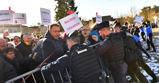 صور.. اشتباكات بين شرطة باريس ومتظاهرين مطالبين بنقل مطار "نانت – أتلانتك"