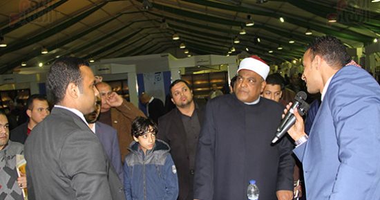 عباس شومان يتفقد جناح الأزهر بمعرض القاهرة الدولى للكتاب (صور)