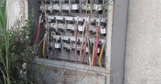 كابينة كهرباء بدون غطاء بمساكن الأولى بالرعاية بأكتوبر تهدد أرواح المواطنين