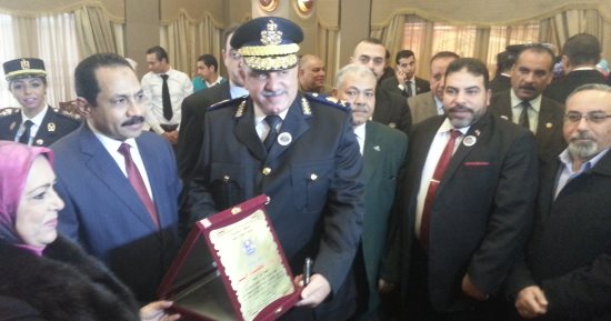 صور .. مدير أمن الإسكندرية يكرم أسر الشهداء فى نادى الشرطة 