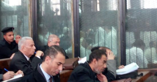قاضى "فض اعتصام رابعة" يعنف أحد المتهمين بعد طرقه على القفص الزجاجى