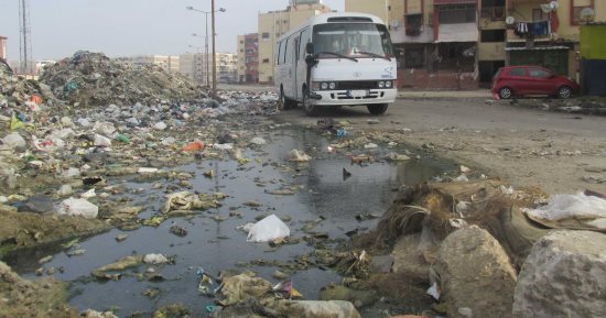  غرق شوارع منطقة المطار فى إمبابة بمياه الصرف الصحى