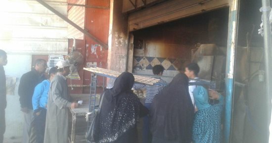 صور.. شكاوى المواطنين من تعطل صرف الخبز والسلع فى 5 مكاتب تموينية بالداخلة 