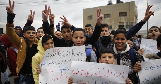 صور.. طلاب فلسطينيون يحتجون على تهديدات ترامب بخفض المساعدات بالضفة الغربية