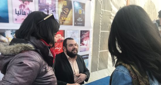 صور.. طوابير و"سيلفى" فى حفل توقيع رواية حسن الجندى الجديدة