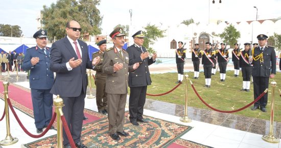 صور.. محافظ مطروح يضع إكليل زهور على النصب التذكارى لشهداء الشرطة
