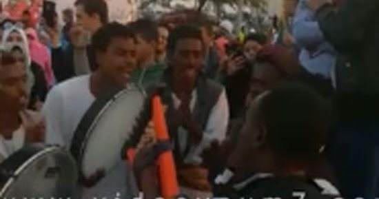 فيديو.. فرقة حلايب وشلاتين تجذب جماهير معرض الكتاب