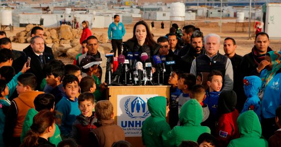 صور.. أنجلينا جولى تتفقد مخيم الزعترى فى الأردن وتدعو مجلس الأمن إلى التحرك