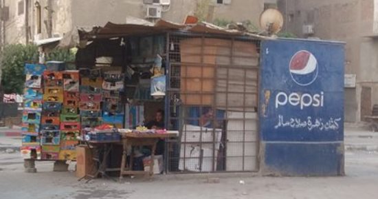 شاب قعيد يطالب بتوفير مصدر دخل له بعد سحب كشك منه