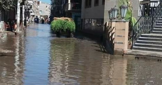 صور.. مياه الصرف تغرق شوارع قرية النزل بالدقهلية