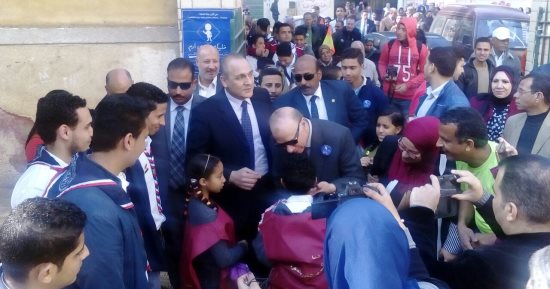محافظ القاهرة يرسم وردة على سور مركز شباب العباسية ويلتقط سيلفى مع الطلاب
