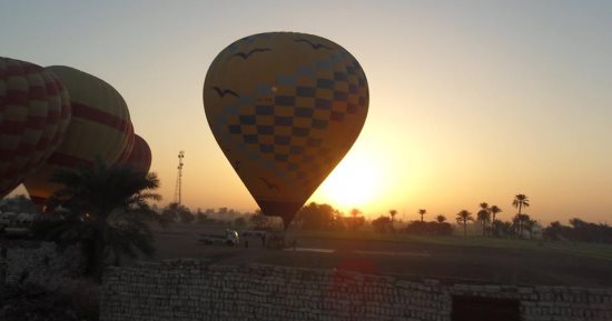 صور.. مطار البالون الطائر بالأقصر يعلن رفع شعار "السلامة أولاً" ويلغى الرحلات 4 أيام خلال شهر