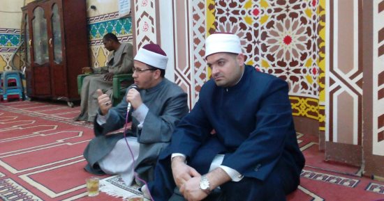 قافلة منظمة خريجى الأزهر بأسوان: اتباع الوسطية ينقذ المجتمعات من التطرف