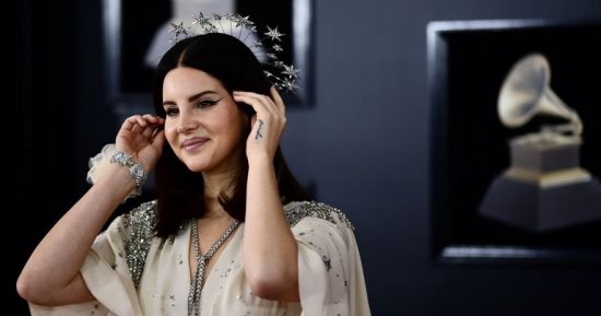 صور.. لانا دل راى بتاج من النجوم فى حفل توزيع جوائز "جرامى"     