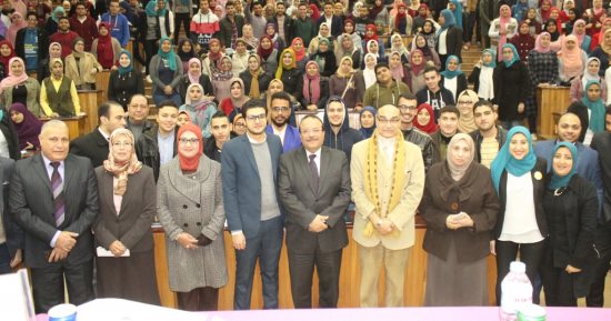 رئيس جامعة طنطا لـ"طلاب الصيدلة" : كلكم أولادي وبابي مفتوح أمام الجميع