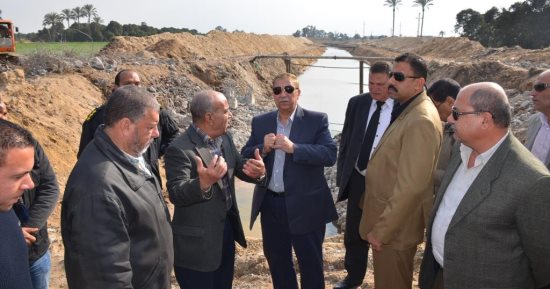 محافظ الإسماعيلية يتفقد أعمال مشروع تعديلات مسار مصرف المحسمة