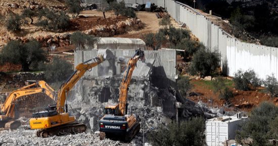صور.. الاحتلال الإسرائيلى يهدم بنايتين قيد الإنشاء ببيت لحم جنوب الضفة الغربية