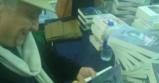 صور.. واسينى الأعرج يوقع روايته ليالى إيزيس كوبيا فى معرض الكتاب 