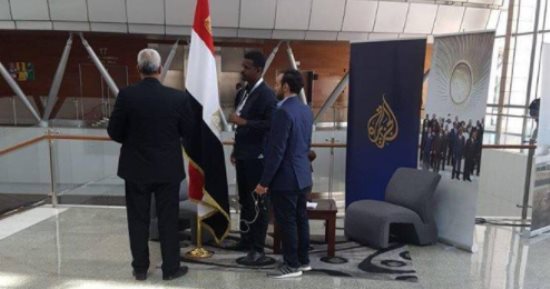 الجزيرة تشن حربا على علم مصر.. والمصريون يلقنون القناة درسا قاسيا