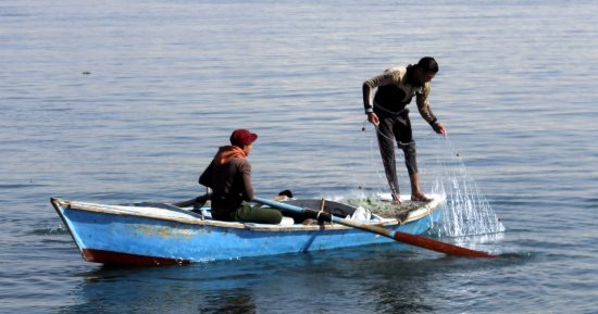 صور.. عودة حركة الصيد لبحيرة التمساح بالإسماعيلية بعد تحسن الأحوال الجوية
