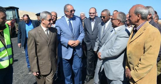محافظ البحر الأحمر يتفقد الطريق الدائرى الجديد بالقصير