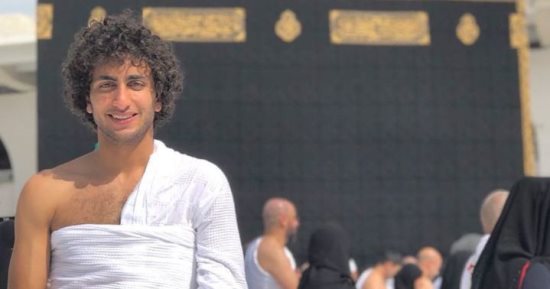 عمرو وردة ينشر صورة من مناسك أداء العمرة