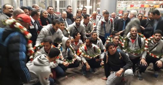 بالورود.."الشرقية" يستقبل فريقه الفائز ببطولة إفريقيا للهوكى بمطار القاهرة