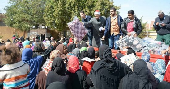 قافلة خريجى الأزهر توزع مساعدات على 4 آلاف أسرة بأسوان