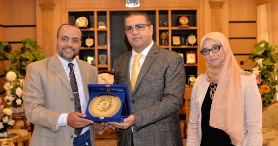 صور.. تكريم مدير مركز الحفريات بالمنصورة لاكتشاف ديناصور عمره 80 مليون سنة