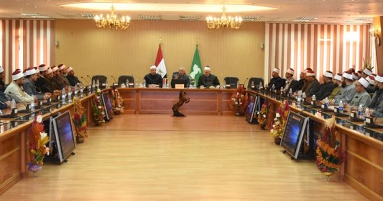 محافظ الشرقية يتلقى بالأئمة ويشدد على تجديد الخطاب الدينى