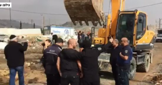إسرائيليون يلتقطون صورة سيلفى على أنقاض منزل فلسطينى