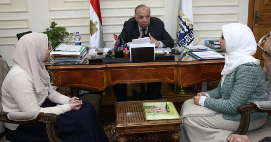 محافظ القاهرة يستقبل مهندستان توأم تفوزان بمنحة للتدريب بكوريا