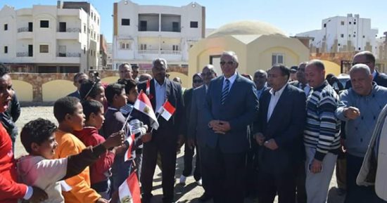صور.. محافظ البحر الأحمر يتفقد مدرسة ال برهان بمرسى علم والوحدة الصحية