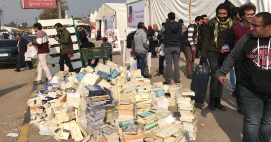 صور مؤلمة.. إهانة الكتاب فى معرض الكتاب.. وهيثم الحاج: سأحقق وأعاقب