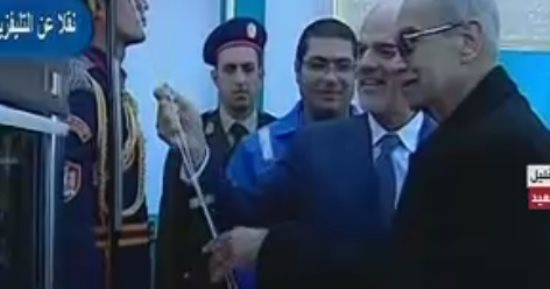 الرئيس السيسى يقدم شريف إسماعيل لإزاحة الستار عن افتتاح حقل ظهر