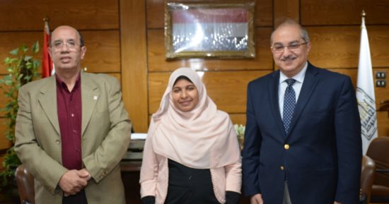 رئيس جامعة أسيوط يكرم باحثة بكلية العلوم ضمن مكتشفى "ديناصور الداخلة"