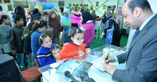 صور.. مصر للطيران تنظم مسابقات للشباب وورش للأطفال وهدايا للفائزين بمعرض الكتاب