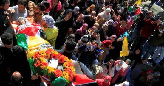 صور.. فلسطينيون يشيعون جثمان الفتى أبو نعيم بعد إعدام قوات الاحتلال له