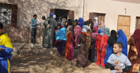 صور.. قافلة جديدة تنطلق من جامعة المنيا لقرية أبوان بمطاى