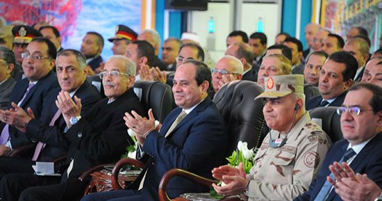 الرئيس السيسي يفتتح حقل ظهر ويلتقط صورة تذكارية مع العاملين (صور)