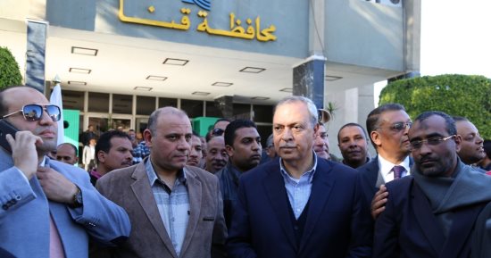 محافظ قنا يطلق مبادرة "كساء وغذاء" بجمعية من أجل مصر وحملة كلنا معاك