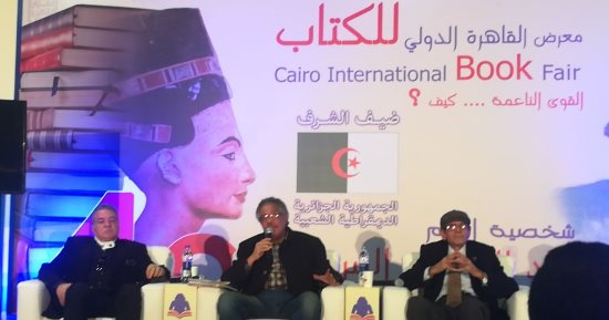 صرخة فى معرض القاهرة للكتاب.. تشكيليون: الأعمال الفنية بالبنوك لا ترقى لـ"الميكروباصات".. ولوحات الفنانين "تحت السرير".. ومدرس التربية الفنية لا يخلق مبدعين.. وعلى الدولة استغلال رؤية الفنان فى المدن الجديدة  