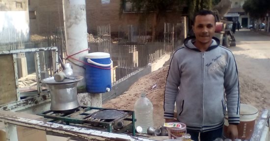 "رضا" شاب تمرد على البطالة وأقام "كافيه متحرك" فى شوارع المنيا.. صور