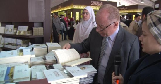 وزير الثقافة السابق يزور جناح الأزهر بمعرض الكتاب